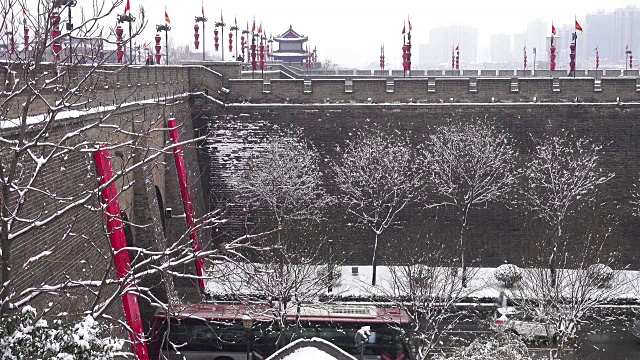 下雪后西安古城墙附近的路/中国西安视频下载