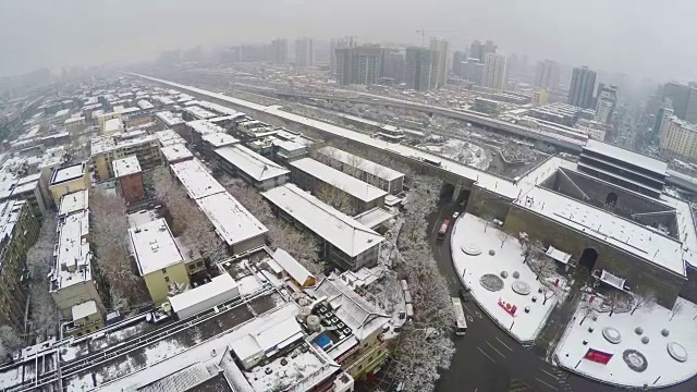 WS降雪后西安古城墙安源门航拍/中国西安视频下载