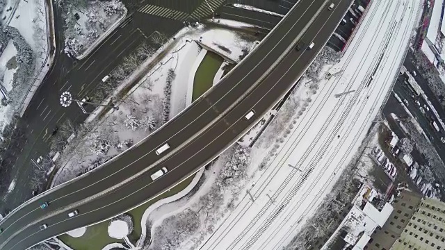 WS航拍西安古城墙周围的交通情况，雪景/中国西安视频下载