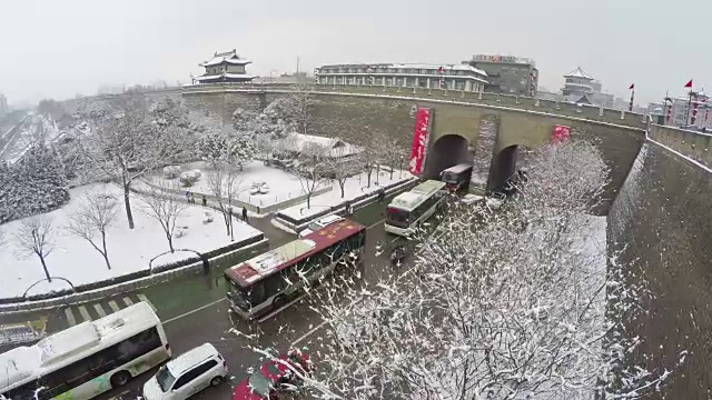 下雪后西安古城墙附近道路交通航拍/中国西安视频下载