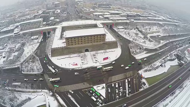 WS航拍西安古城墙周围的交通情况，雪景/中国西安视频下载