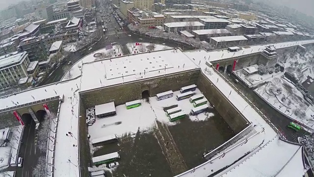 WS航拍雪景古城墙西安元门/中国西安视频下载