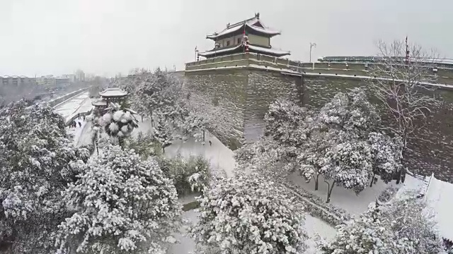 下雪后西安古城墙的WS航拍/中国西安视频下载