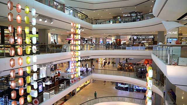 现代化的购物中心，有商店，咖啡馆和购物者视频素材