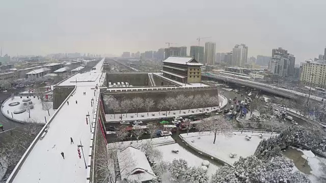 WS航拍雪景古城墙西安安源门/中国西安视频下载
