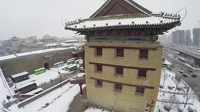 WS航拍雪景古城墙西安安源门/中国西安视频下载