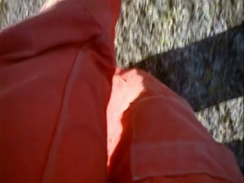定点跳伞者的腿的特写镜头+跌落悬崖/瑞典视频素材