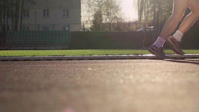 慢动作:男子运动员短跑视频素材