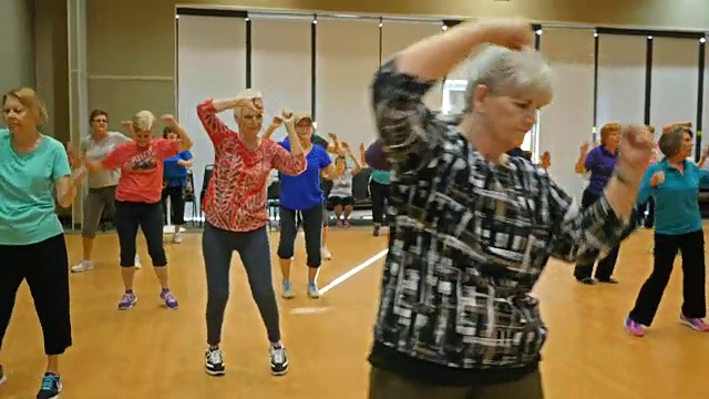 各种各样的老年妇女在健身课上跳舞视频下载