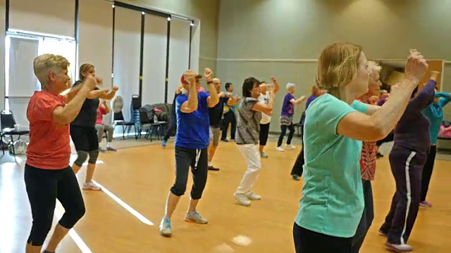 活跃的老年妇女在舞蹈课上玩得很开心视频素材