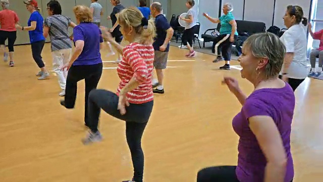 活跃的老年人喜欢在健身课上跳舞视频素材