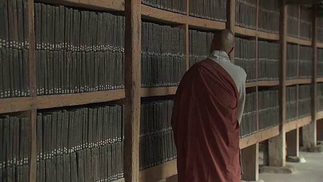 和尚在海因萨寺行走指指大藏经(八万多块木刻上的佛教经典全集)视频下载