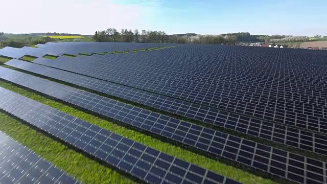 空中太阳能发电站立交拍摄(4K/超高清)视频下载