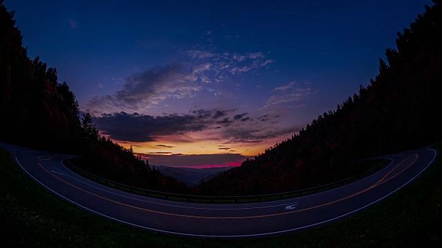 黄昏时分，大烟山国家公园的高速公路上行驶的汽车的延时镜头。视频素材
