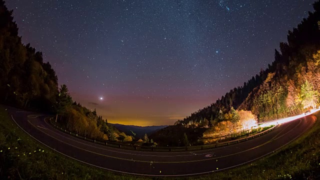 这是大烟山国家公园夜间萤火虫的延时拍摄。视频素材