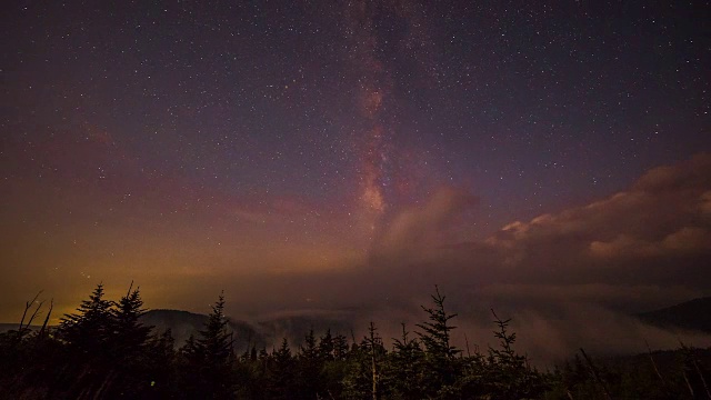 萤火虫在大烟山国家公园周围飞行，云层在头顶漂移。视频素材