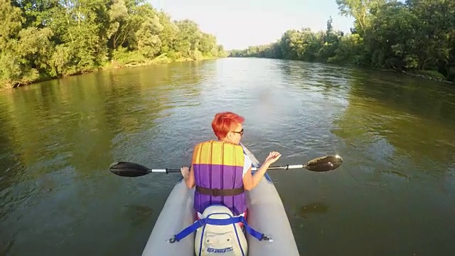 在河上划皮艇的女人视频素材