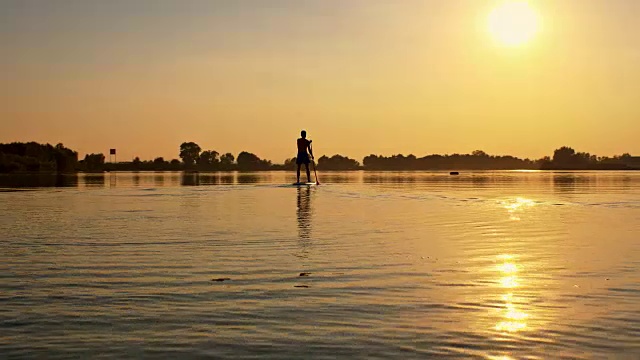一个站立冲浪板的剪影视频素材
