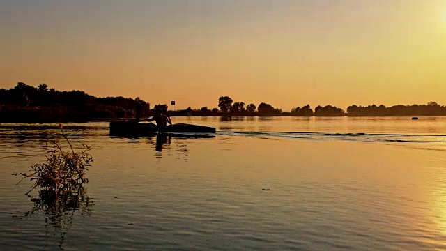 湖上皮划艇的剪影视频素材