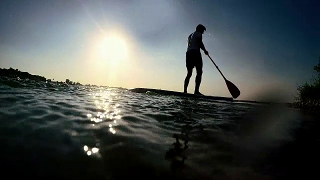 SLO MO剪影立式桨板在湖上视频下载