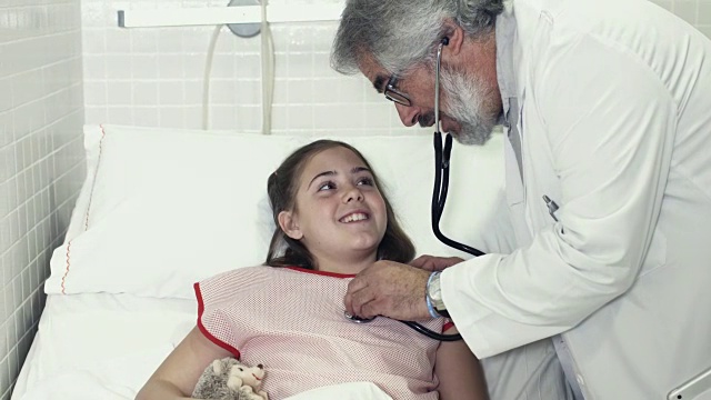 医院医生对年轻病人使用听诊器视频下载