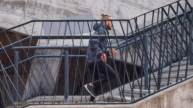 年轻运动员跑上市区的楼梯视频素材