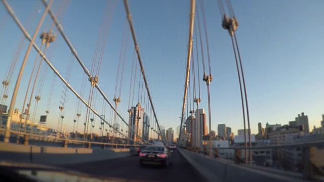 在过桥马路上行驶。城市交通的背景视频素材