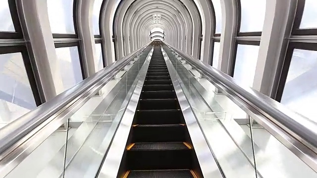 HD VDO:现代建筑中的电梯向上移动视频下载
