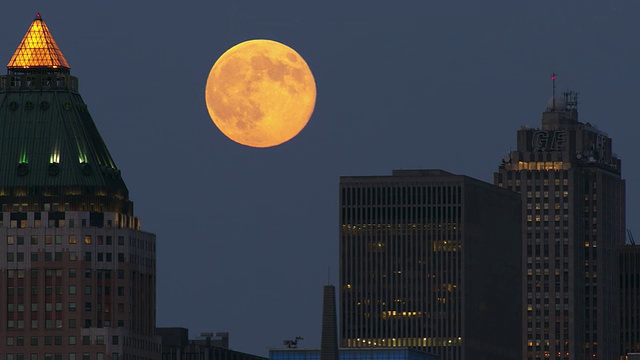 月亮在曼哈顿的天空升起视频素材