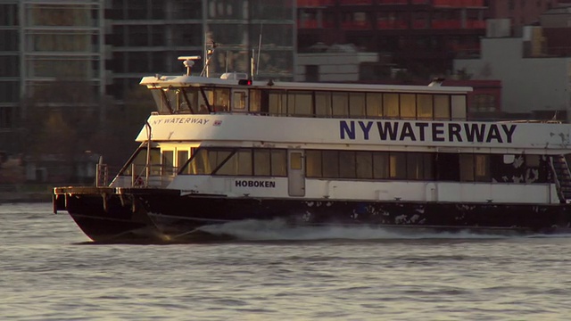 早上沿着哈德逊河的纽约水路渡船视频下载