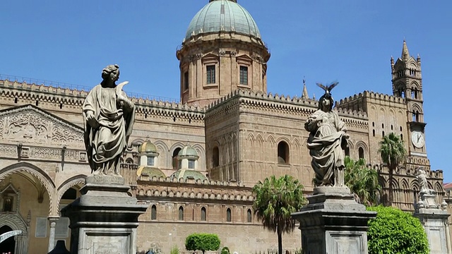 西西里岛巴勒莫大教堂前的雕像。视频素材