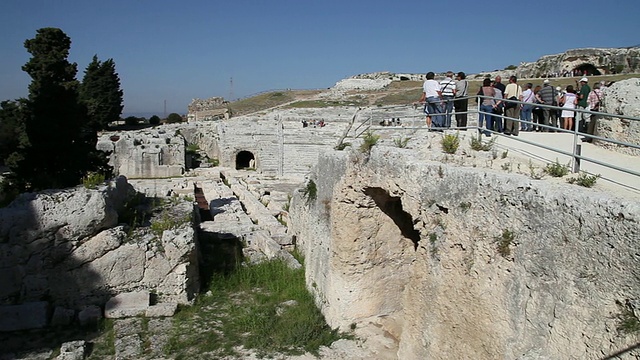 锡拉丘兹，考古公园，希腊剧院的游客，公元前三世纪视频素材