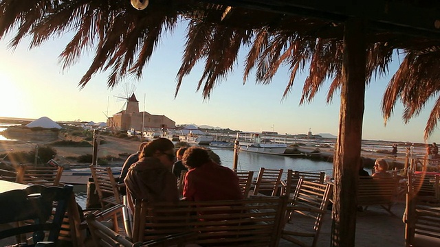 莫西亚(Motya)，游客在一个cafÃ©观看日落视频下载