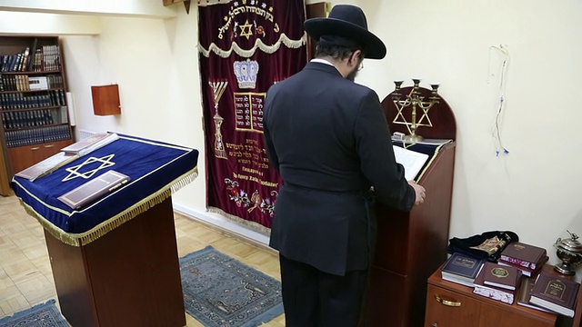 埃里温，拉比在埃里温市中央犹太教堂祈祷视频下载