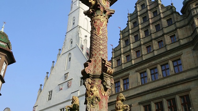 Rothenburg ob der Tauber，圣乔治喷泉和哥特式市政厅的背景视频素材