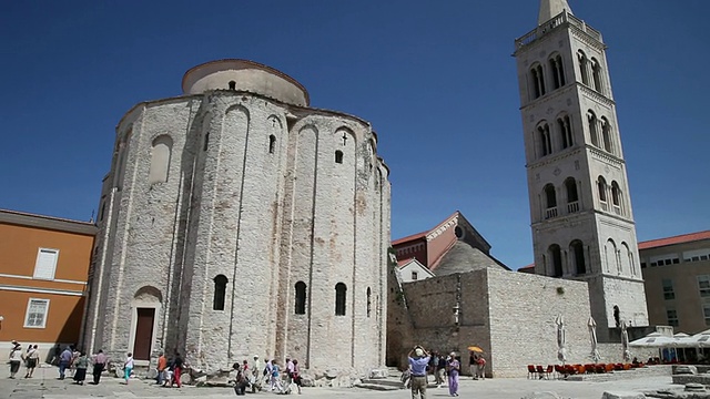 扎达尔，圣多纳图斯教堂，前罗马风格，和圣阿纳斯塔西娅大教堂的钟楼视频下载