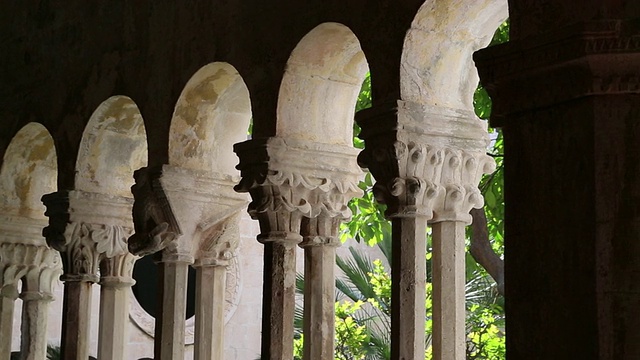 杜布罗夫尼克圣方济会修道院罗马式和哥特式回廊中的雕刻柱头和圆柱视频下载