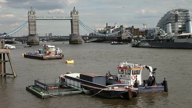 在伦敦泰晤士河上航行视频素材