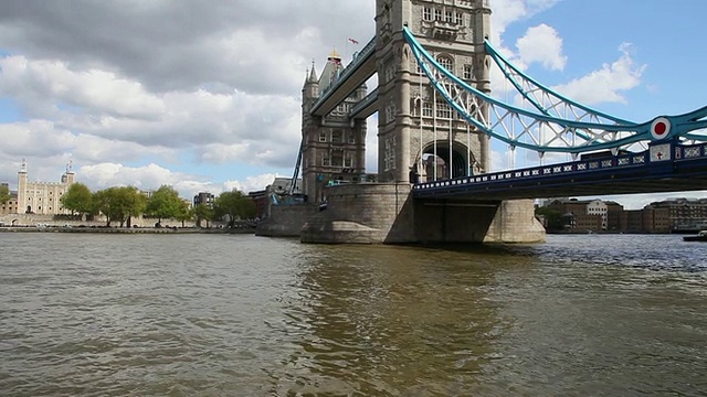 伦敦泰晤士河上的塔桥视频素材
