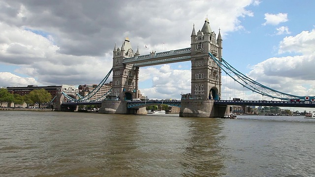 伦敦泰晤士河上的塔桥视频素材