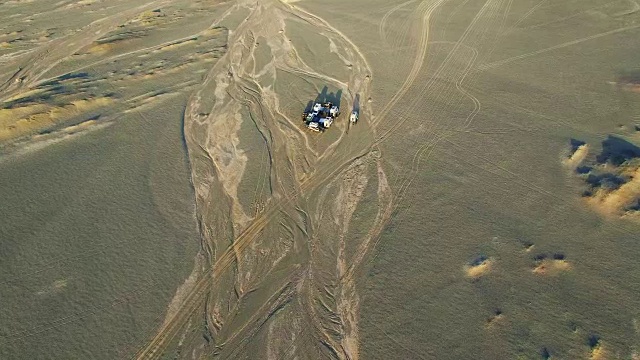 WS航拍日落时分越野车在戈壁露营。/中国新疆。视频下载