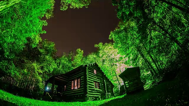 萤火虫在大烟山国家公园的小木屋周围飞行的时间流逝序列。视频素材