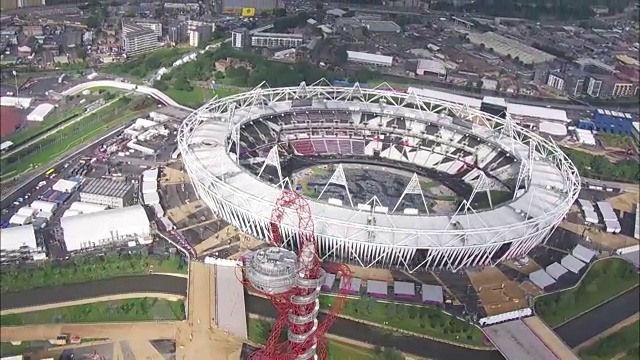2012年伦敦奥运会开幕式前的天桥镜头视频下载