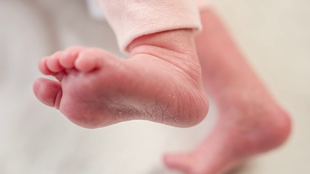 初生婴儿的小脚在四处走动视频素材