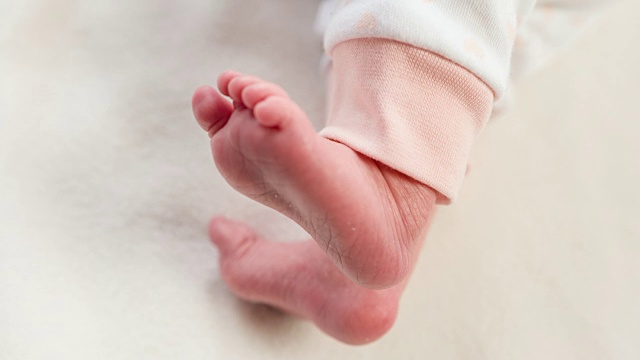 新生婴儿的脚视频素材