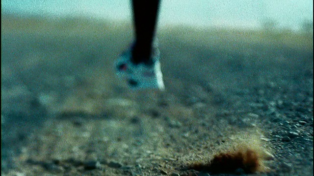 黑人男运动员的腿在泥土中奔跑/变成FAST /非洲视频素材