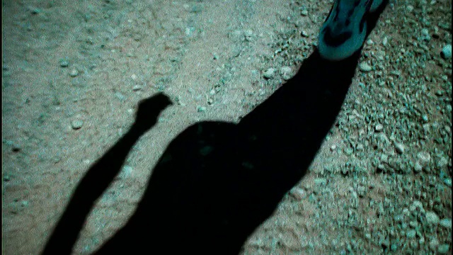 过度曝光的慢动作头顶跟踪拍摄黑人男性运动员的影子，腿+脚跑在泥土/非洲视频素材