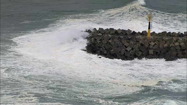 海浪破坏者-鸟瞰图-阿基坦，法国视频下载