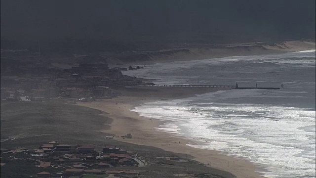 海岸线 - 鸟瞰图 - 阿基坦，兰德斯，达克斯区，法国视频素材