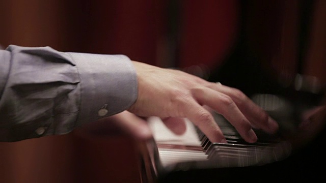钢琴家之手演奏钢琴音乐会视频素材